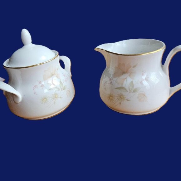 Vntg Royal Doulton sugar and creamer collectors set "Vogue" series floral design - Picture 2 of 8